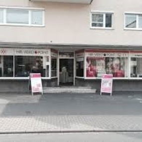 Fachgeschäft für Elektronik und Unterhaltungselektronik mit Schaufenstern und Werbetafeln.