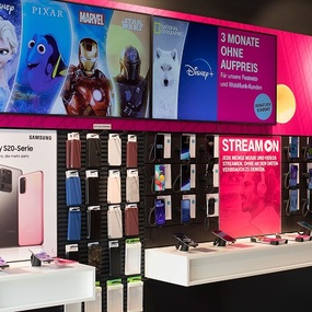 Smartphone-Shop mit Samsung Galaxy S20, Handyhüllen, Disney+ Angebot und StreamOn Werbung.