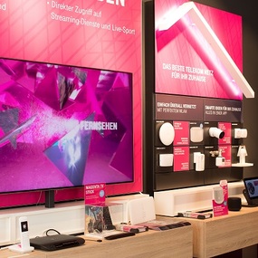 Telekom Shop mit Smart Home Geräten, TV, WLAN-Router und Infotafeln zur Heimvernetzung.