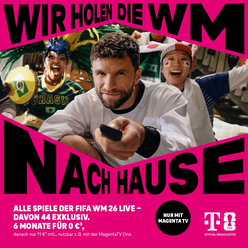 Fans jubeln beim Fußball schauen, Mann mit Fernbedienung, WM zuhause