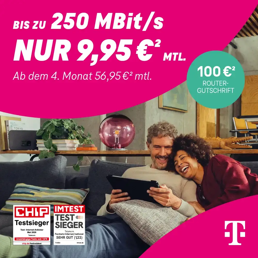 Telekom Internet-Angebot: Paar auf Sofa mit Tablet, bis zu 250 MBit/s.
